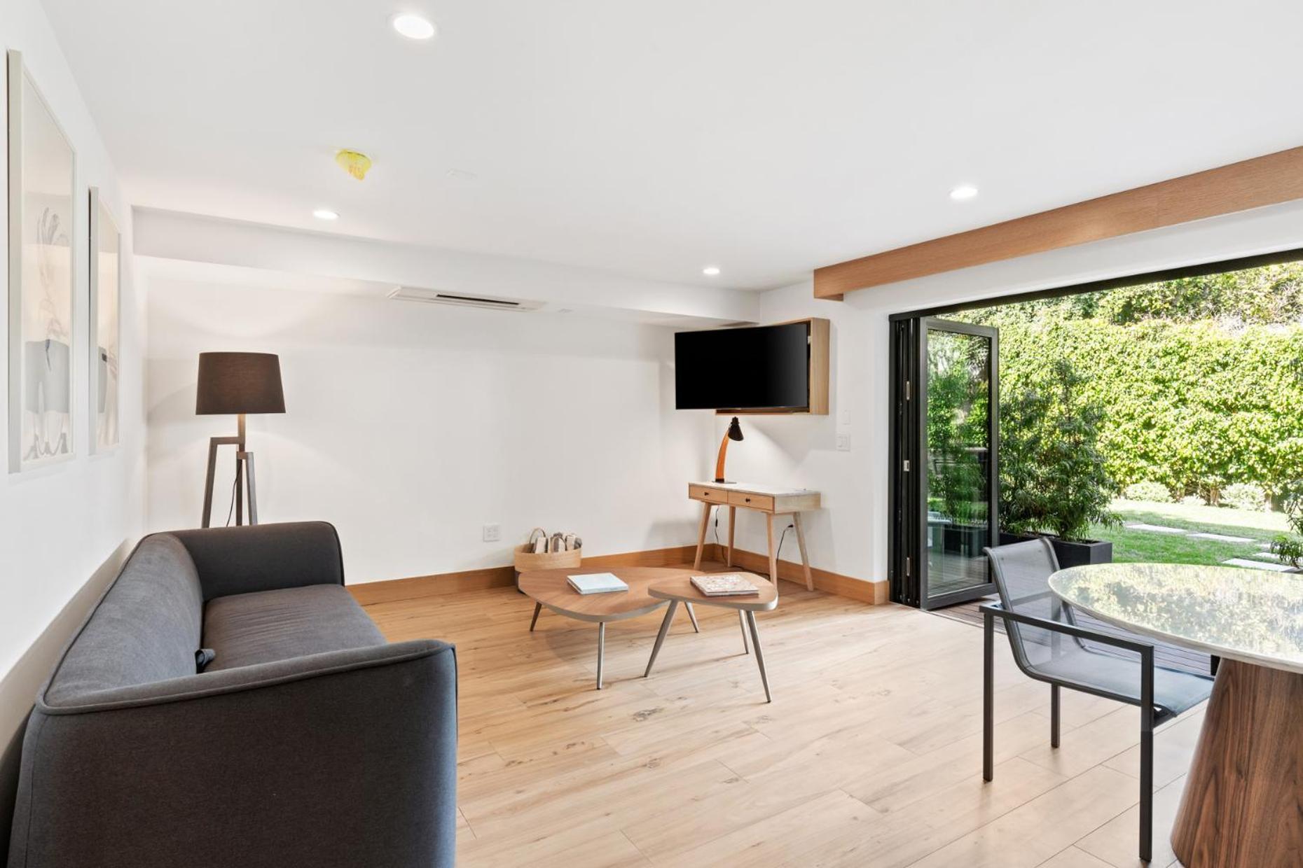 Malibu Sand Carbon Beach Suites Kültér fotó