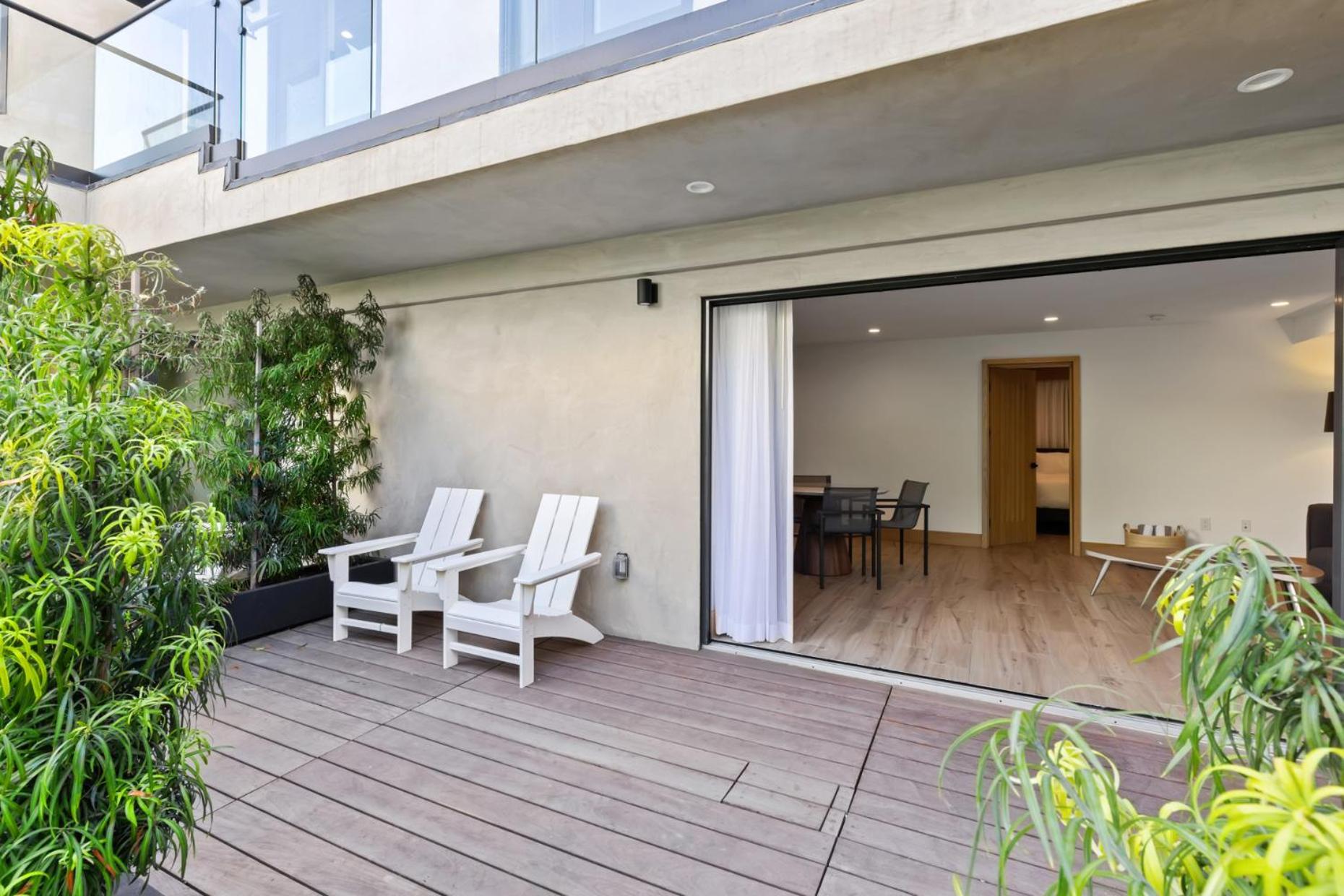 Malibu Sand Carbon Beach Suites Kültér fotó